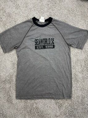 5th & Ocean Gray Short Sleeve SeaWorld Graphic Tee